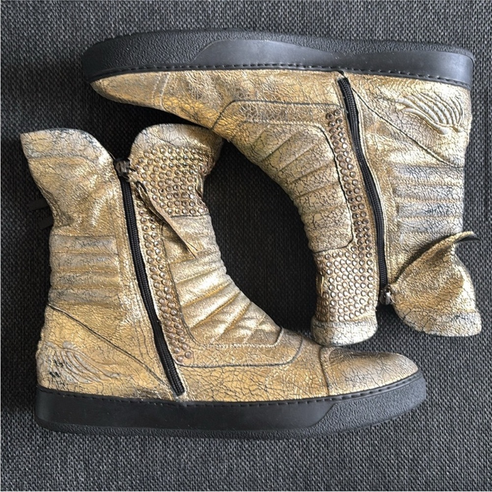 Robins jeans boots
Very rare
Fancy rhinestones
Zip up style
Made in Italy - Picture 3 of 8